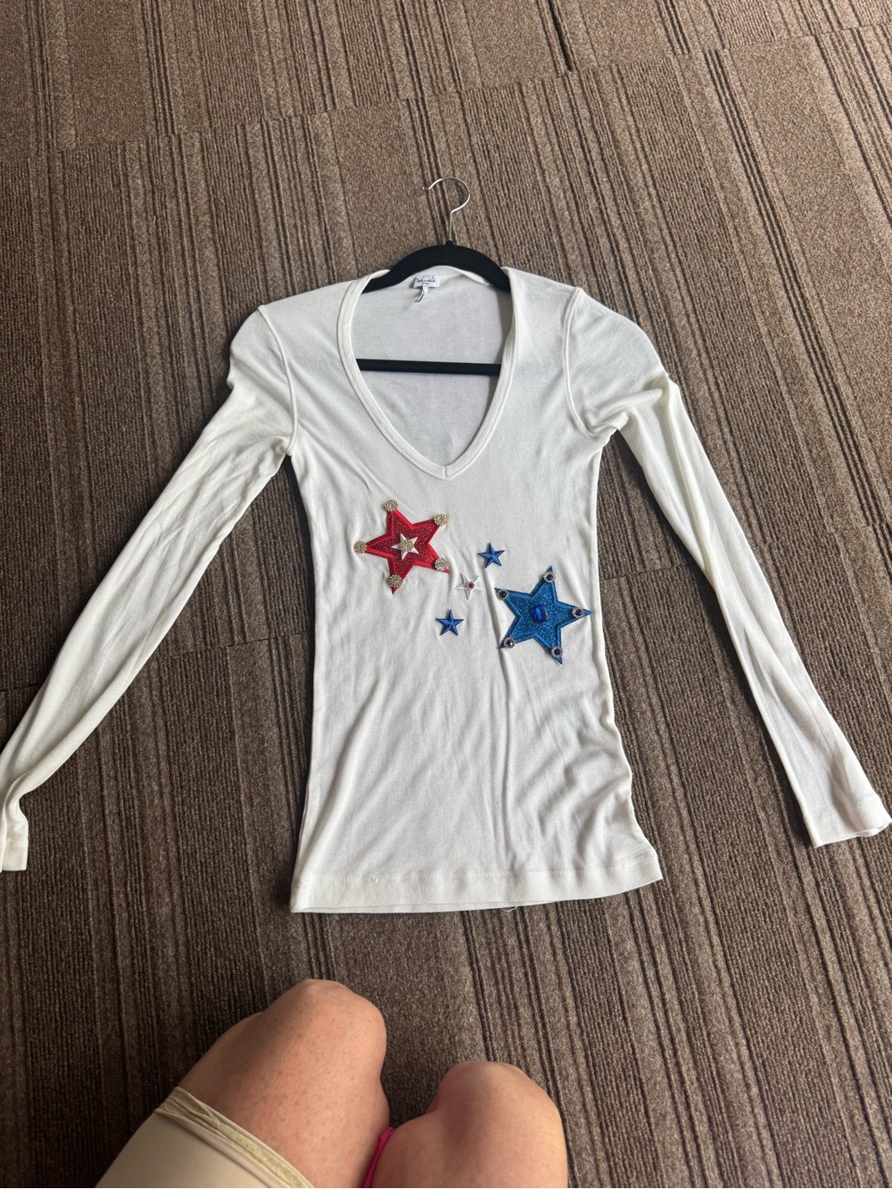 Splendid Cream V-Neck Long-Sleeve Top with Red & Blue Star Appliqués